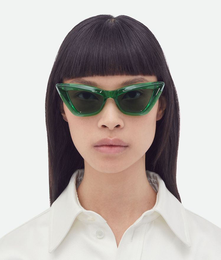 Angle混色透明膠框太陽眼鏡，14,600元。圖／Bottega Veneta提供