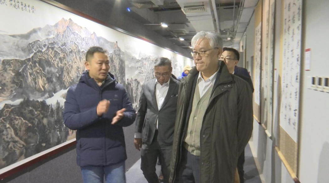 中國國民黨副主席夏立言9日在北京參觀海峽兩岸書畫名家交流展。記者賴錦宏／攝影