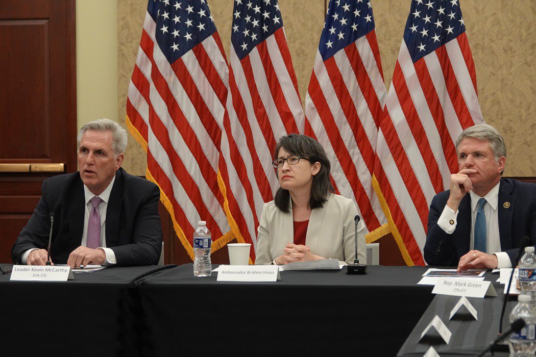 美國眾院議長麥卡錫(左)、我駐美代表蕭美琴(中)、美國眾院外交委員會主席麥考爾(...