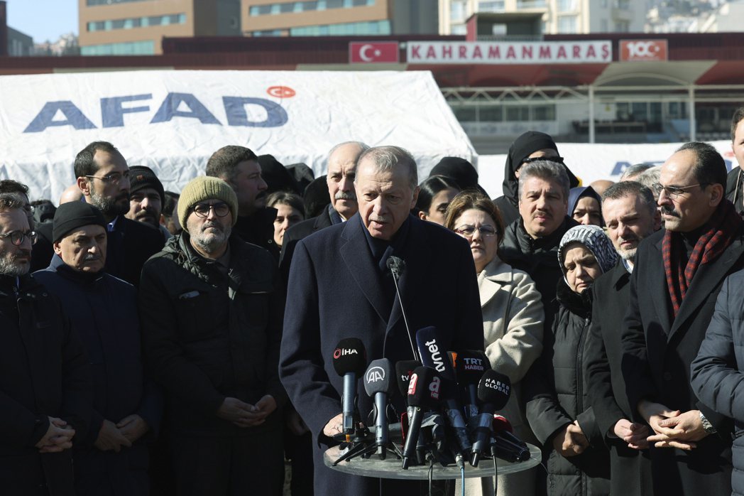 土耳其總統厄多安（中）8日勘災後舉行記者會。（美聯社）