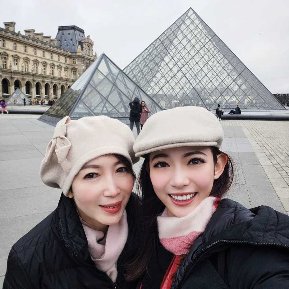 三立主播劉宸希（右）和媽媽到巴黎旅遊，碰上法國大罷工。圖／三立提供