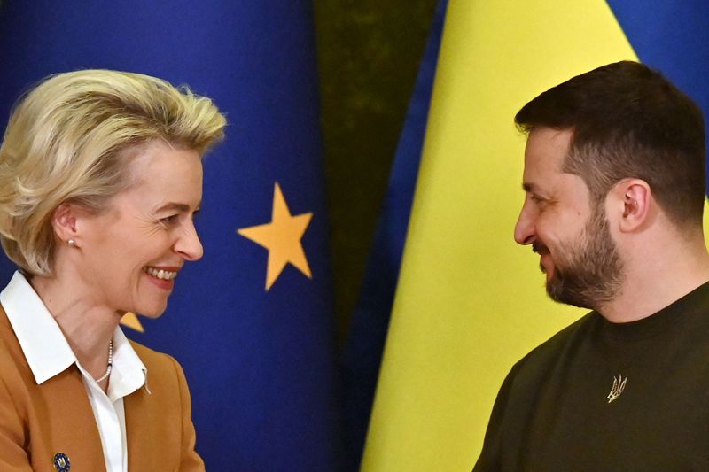 烏克蘭總統澤倫斯基（右）2日與歐盟執委會主席范德賴恩會談後說，烏克蘭入盟談判應在今年展開。 法新社