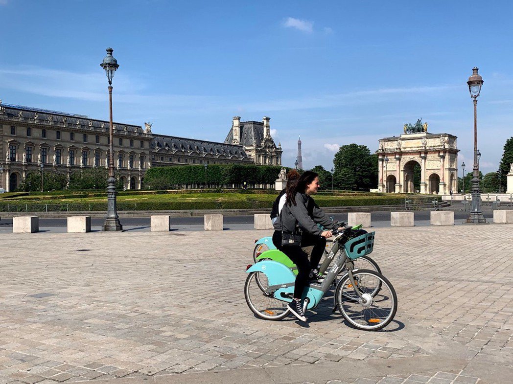 騎共享單車遊花都，成為許多當地民眾與遊客的愛好。 圖片來源：趙偉婷攝影