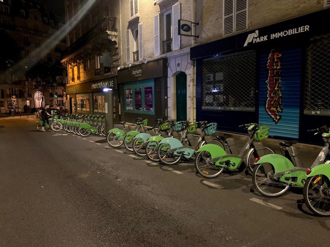 巴黎在2018年全面更新共享單車Vélib'，圖片中為巴黎市中心的單車租借車站。...