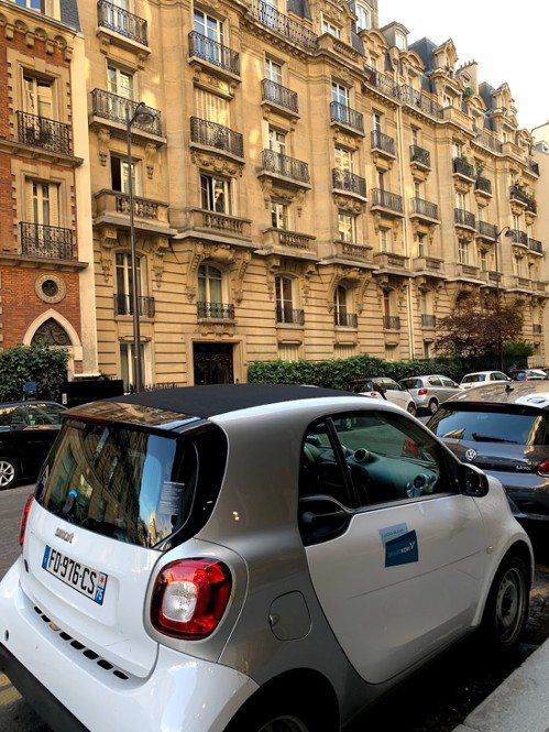 巴黎地區常見的共享小汽車Car2go，使用Smart車型，適合短程移動，省電也好...
