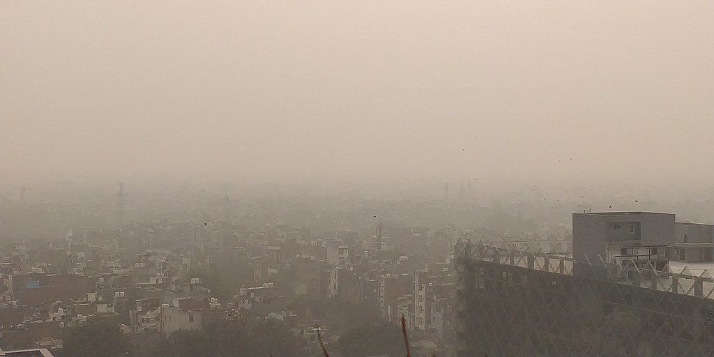 德里空污嚴重，危害健康，當地祭出燃煤禁令等多項政策，改善空品。 圖片來源：<a ...