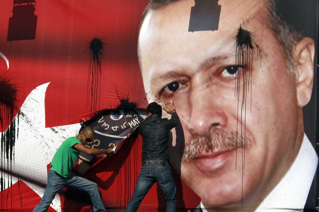 厄多安以實際行動向外界表明，他仍然非常戀棧土耳其總統的寶座。為求自保，厄多安對內...