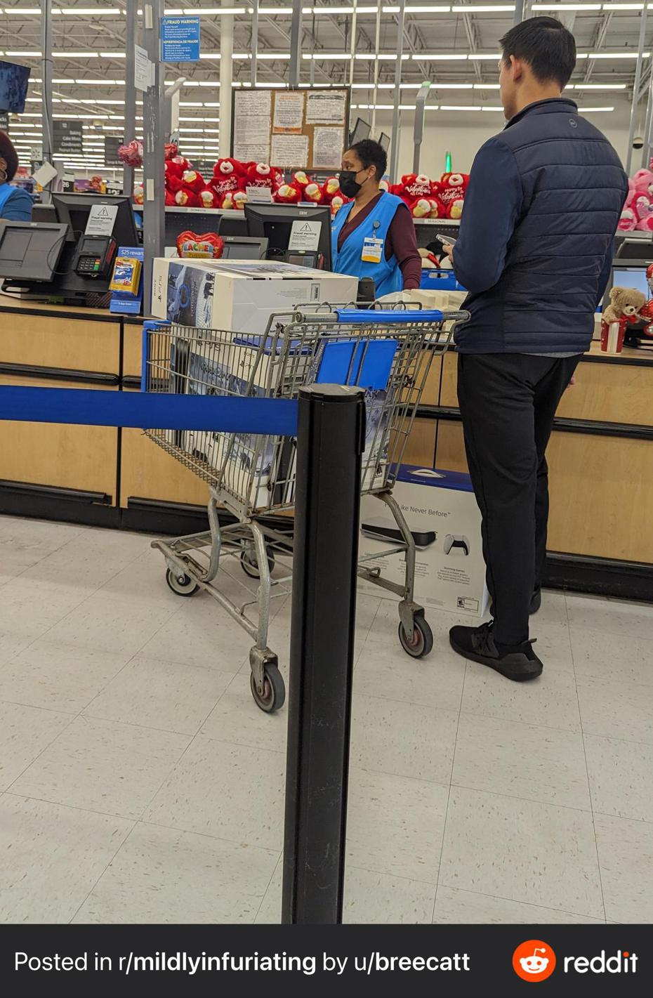 一名網友在超市看到前面的顧客「推一車PS5」欲退貨，引來網友討論。翻攝Reddit