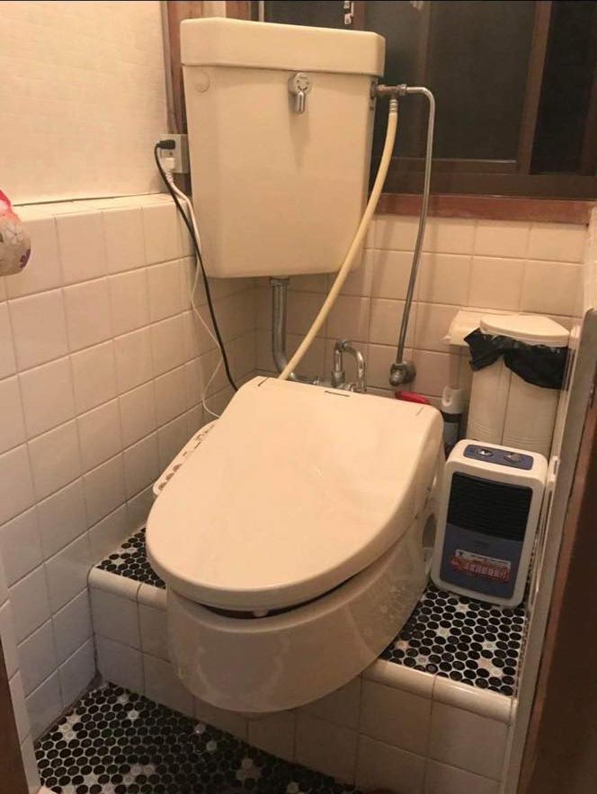 有網友在臉書分享一張蹲式廁所加裝免治馬桶坐墊的照片，引起不少討論。 圖擷自奇葩裝...