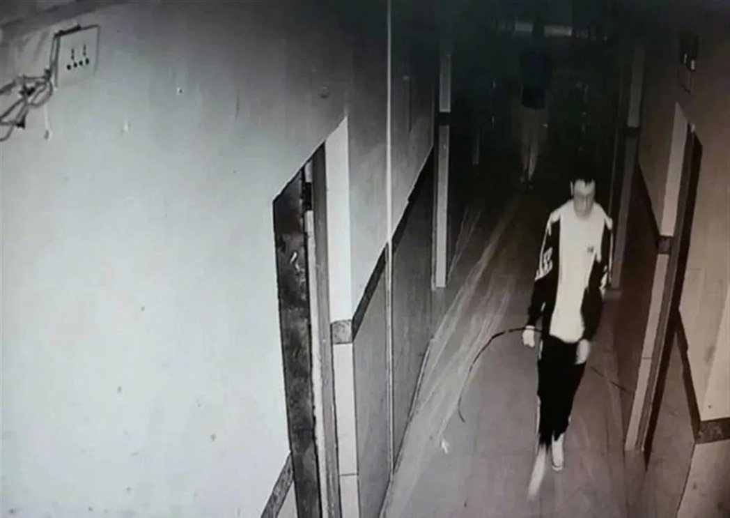 胡鑫宇下樓往樹林方向走去後，監視系統再無紀錄到胡鑫宇的身影。 圖／微博