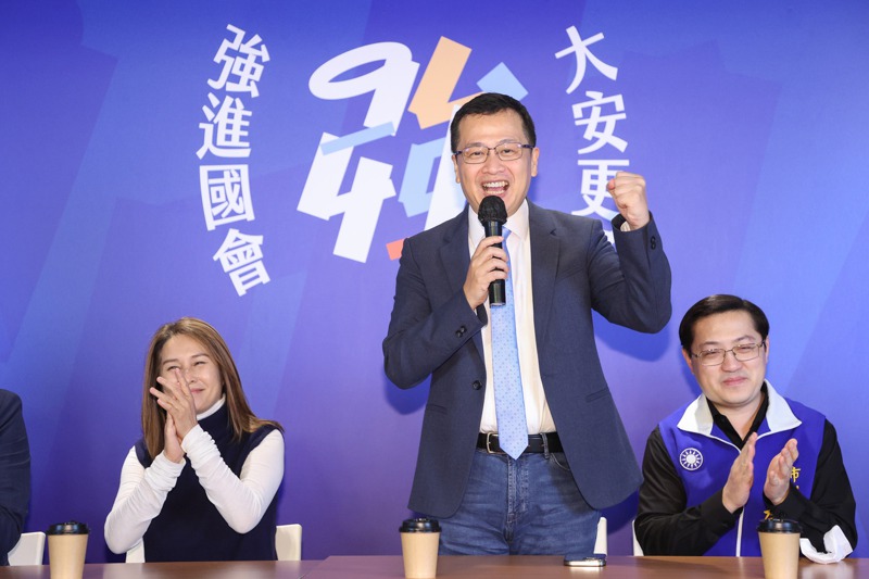 國民黨前台北市議員羅智強（中）今天宣布正式投入台北市大安區的立委選舉，並邀請立委高金素梅（左）擔任榮譽主委。記者余承翰／攝影