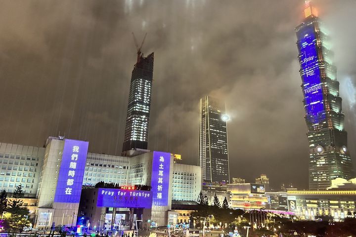 「未來展區」雙副燈為土耳其祈福。　圖：台北市政府觀光傳播局／提供