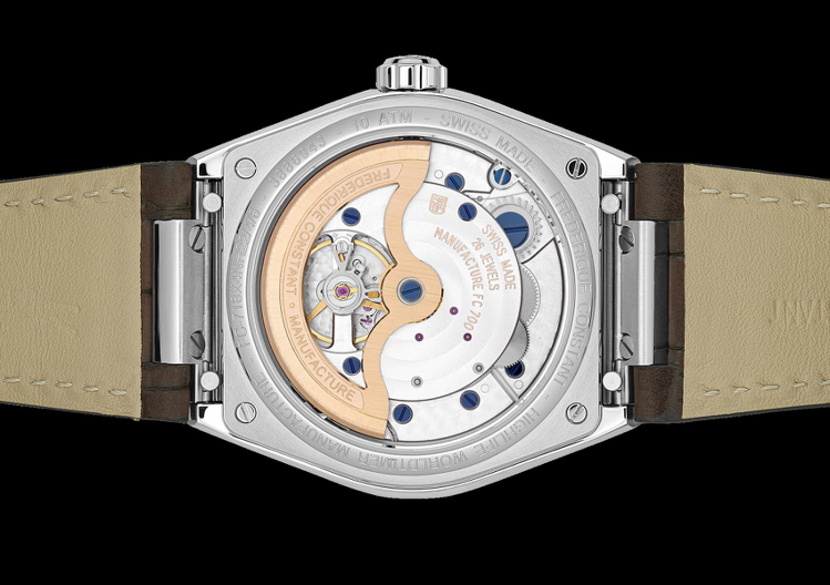 非限量的精鋼Highlife Worldtimer自製機芯系列腕表，將能在透明的...