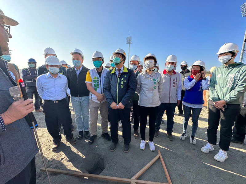 台南市長黃偉哲（右五）今前往亞太國際棒球訓練中心視察工程進度。記者鄭維真／攝影