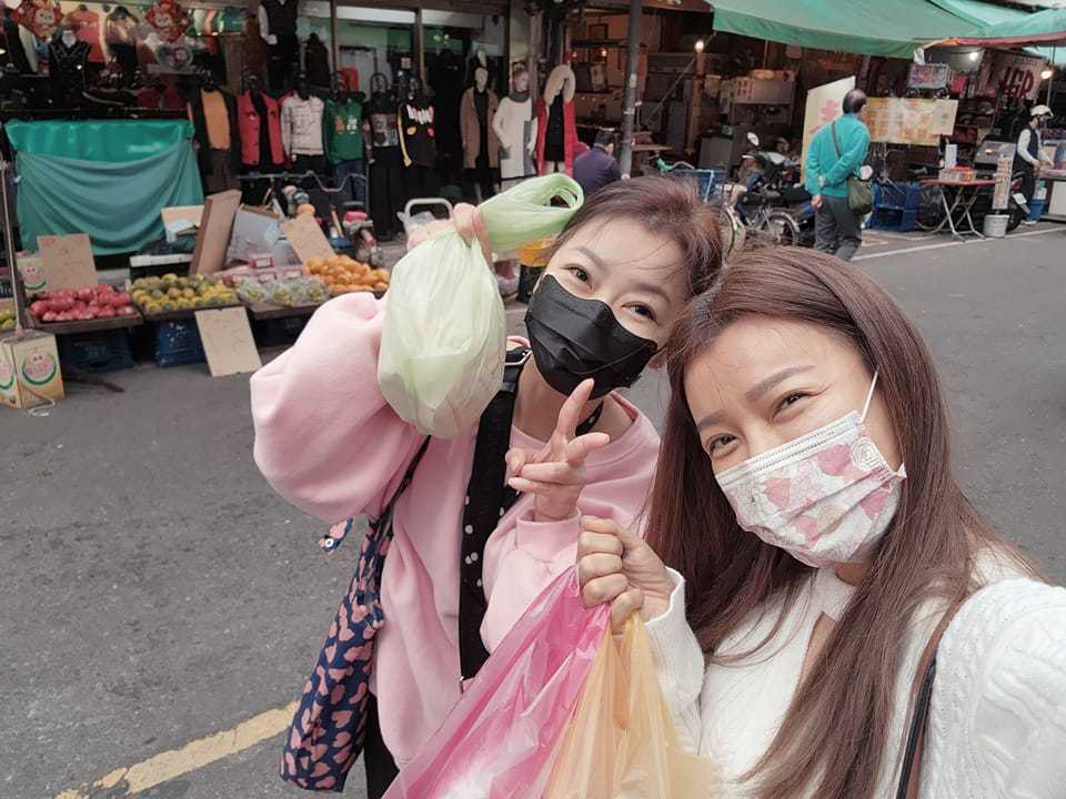 曾雅蘭和妹妹逛菜市場。 圖／擷自曾雅蘭臉書