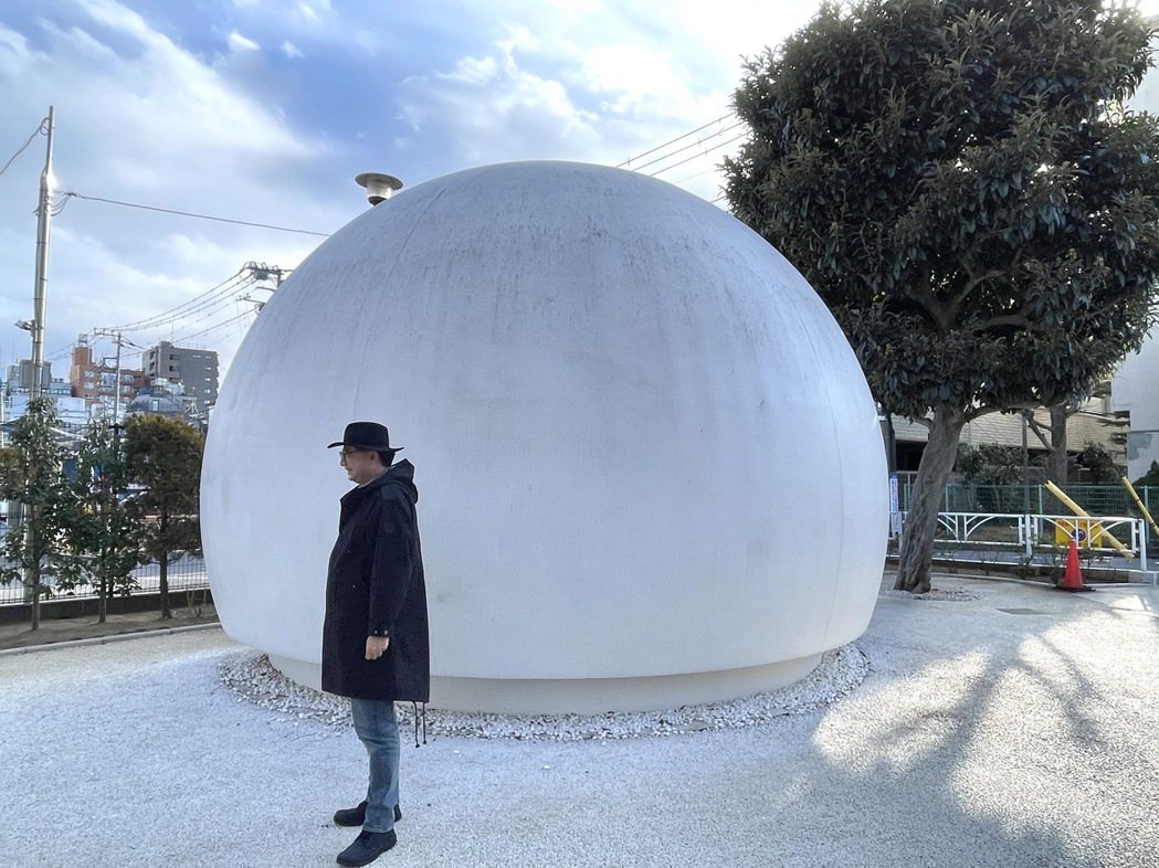 佐藤可士和設計的公廁，一座雪球般的白色建築座落在公園內，顯得有些超現實。圖／李清...