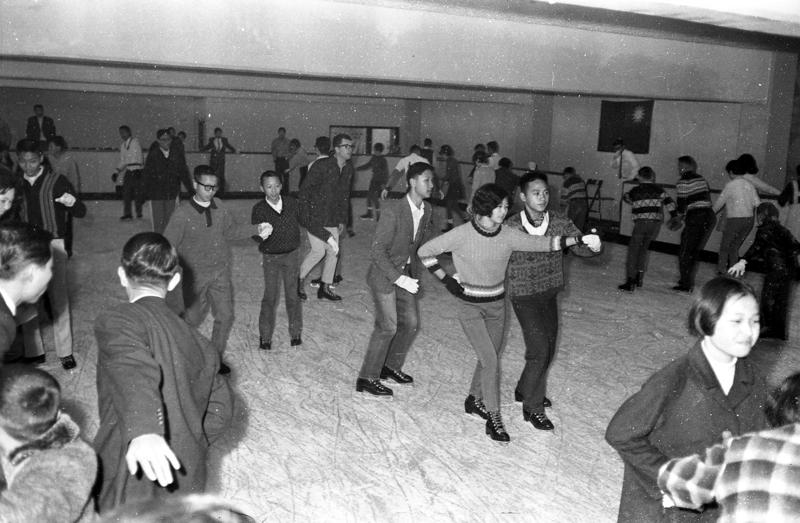 1967年2月12日，我國第一所滑冰場正式開幕營業，這所溜冰場是屬於台北圓山育樂中心體育事業之一。圖／聯合報系資料照片