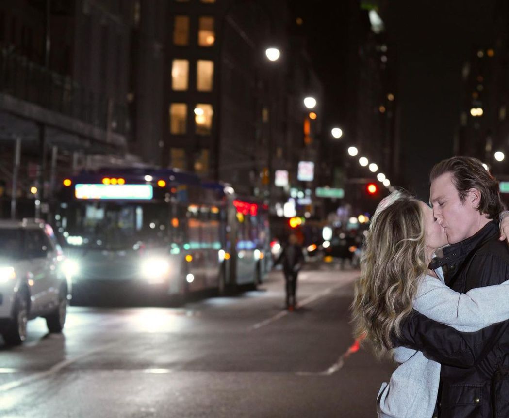 「慾望城市：華麗下半場」凱莉與舊情人艾登街頭親吻，網友爭論不已。圖／摘自IG