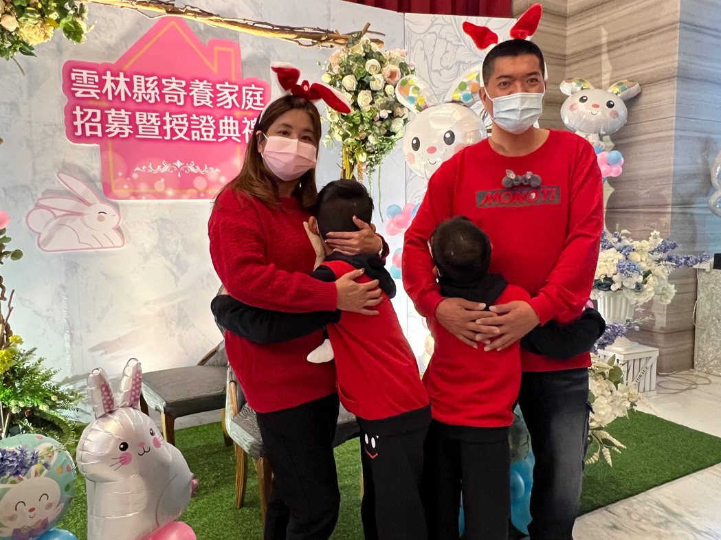雲林縣寄養爸媽李鴻銘（右一）、林玉鳳（左一）的子女已成年，受家人影響，他們3年前...