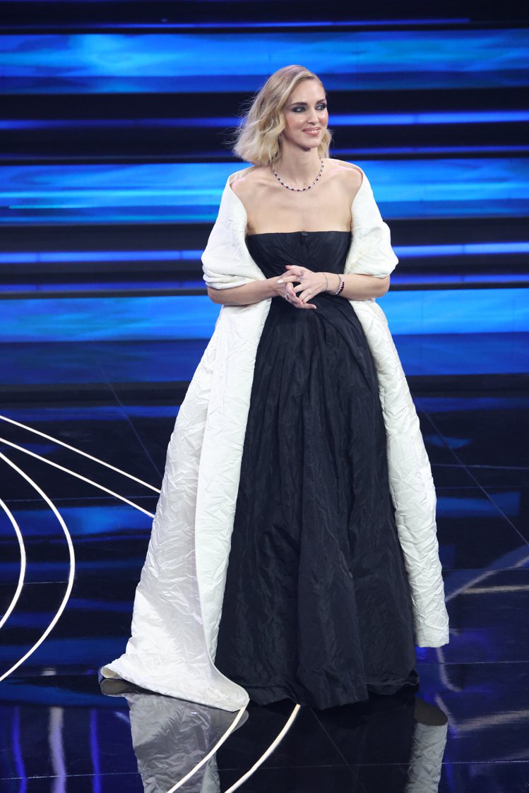 Chiara Ferragni穿著Dior高級訂製服Manifesto Dress擔任義大利73屆Sanremo音樂節主持人。圖／Dior提供