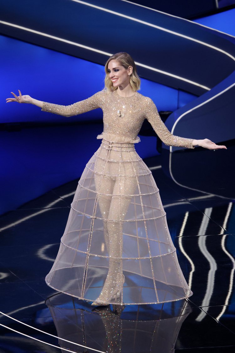 Chiara Ferragni穿著Dior高級訂製服The Cage Dress...