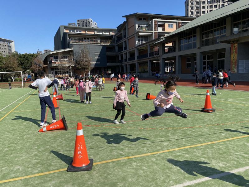 新竹縣實施大下課計畫，讓國中小學生能盡情在戶外操場奔跑活動。圖／竹縣府提供