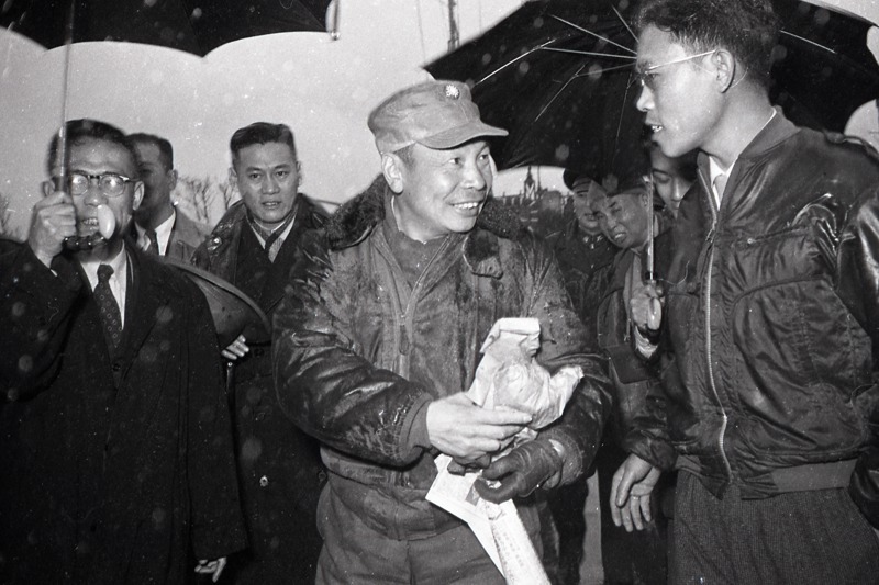 1955年2月13日，國防會議副祕書長蔣經國（中）乘軍艦離開大陳，抵達基隆港。圖／聯合報系資料照片