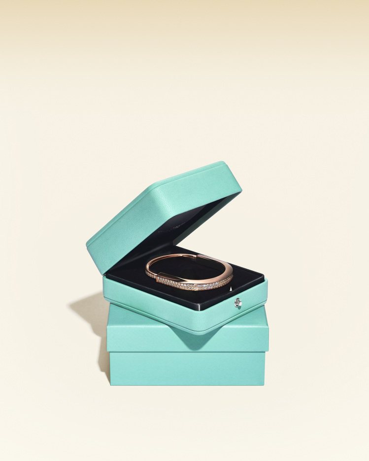 Tiffany Lock 18K玫瑰金舖鑲鑽石手鐲，101萬元。圖／Tiffan...