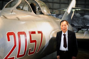 1953年駕駛圖中米格機叛逃的北韓飛行員盧今錫，自稱不後悔當年行動。圖為他2018年在美國空軍博物館與那架戰機合影。圖／取自美國空軍網站