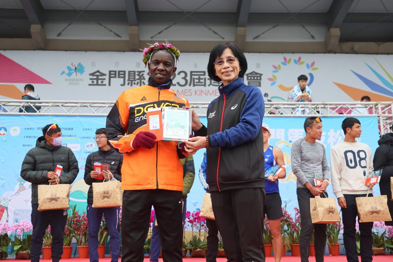 金門教育處長黃雅芬（右）頒獎給全馬組男生冠軍Joseph Mwangi Ngare（左）。圖／中華民國路跑協會提供
