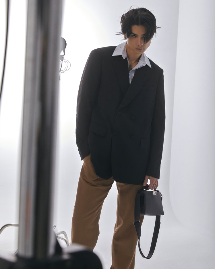 KOL Jun穿FENDI 2023系列最新男士休閒西裝。圖/摘自藝人IG