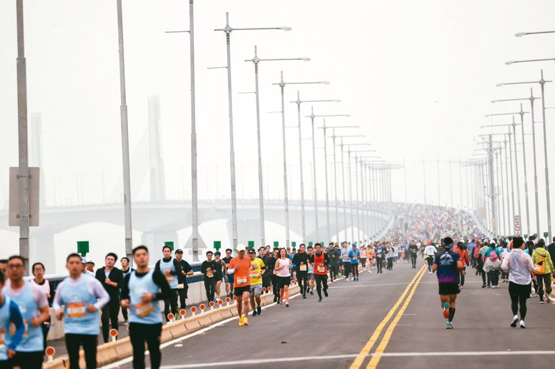 2023金門馬拉松競賽組賽程昨天登場，今年賽道首度跨越剛通車的金門大橋，並環繞小金門。記者余承翰／攝影