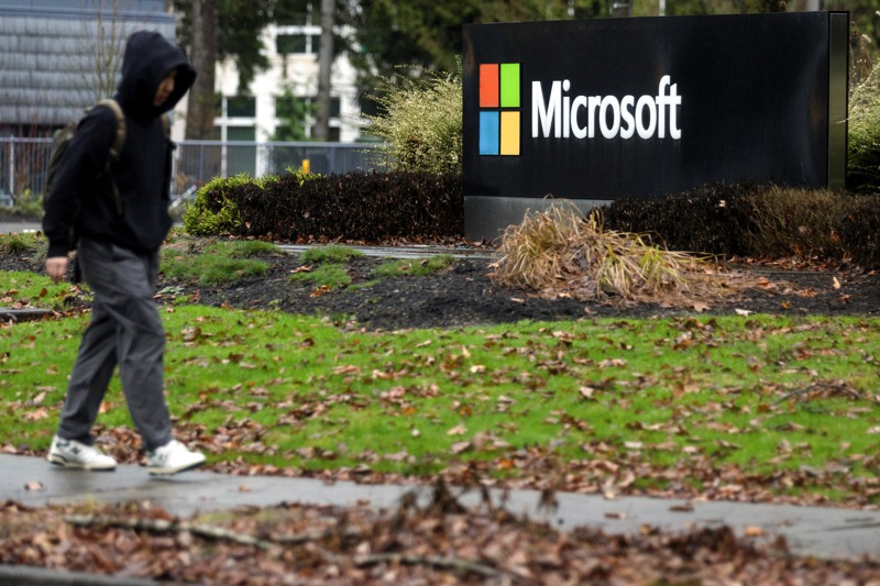 微軟將解雇1萬人，圖為1月18日一名微軟員工步出該公司位於華盛頓州雷德蒙德的總部。路透
