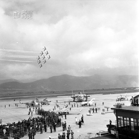 空軍雷虎飛行特技小組在空中表演，圖下為空軍基地及觀賞人潮圖。圖／聯合報系資料照（1960/03/18陳明輝攝影）