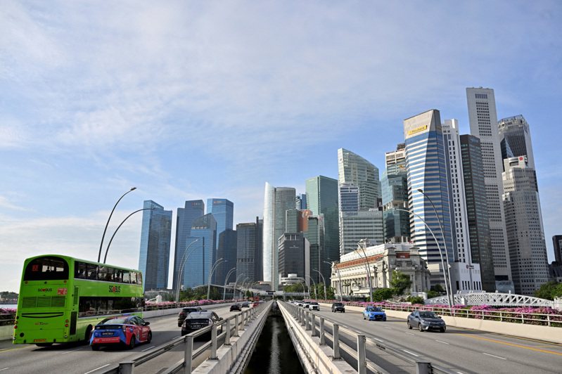 新加坡將上季國內生產毛額（GDP）成長率下修至2.1%，去年全年經濟成長率也調降至3.6%，在核心通膨頑強、需求放緩之際，仍重申今年經濟成長展望不變。路透