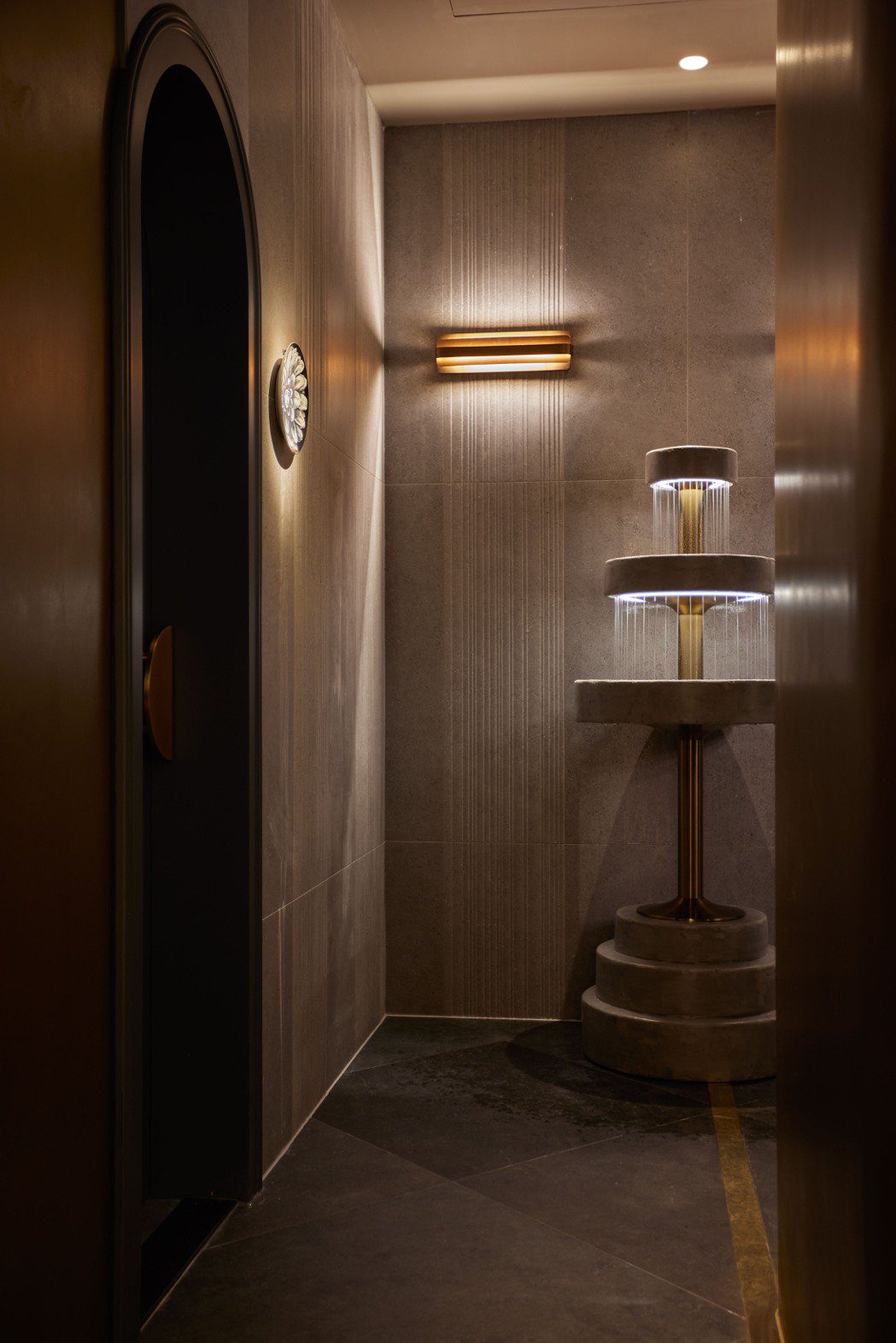 洗手間廊道亦可見噴泉優雅阻隔，展現義大利文藝風情。圖／FRASSI提供。