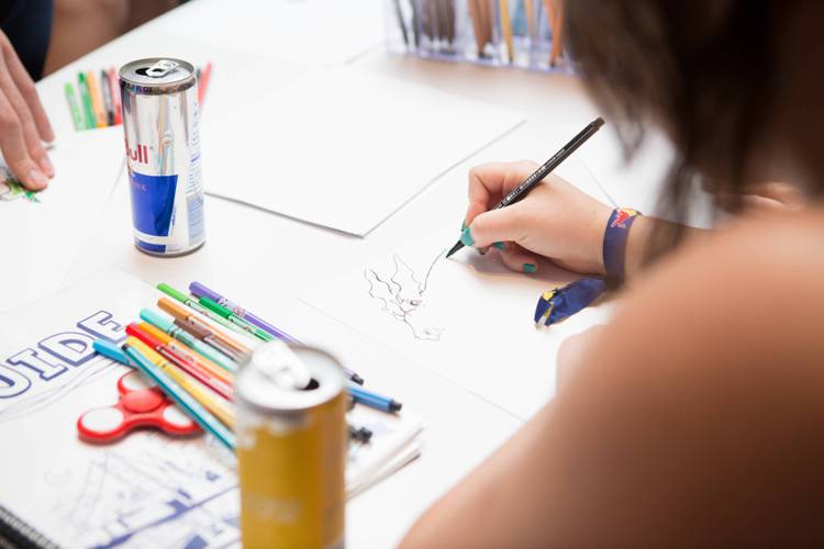 只要有一枝筆、一張紙，就能參與Red Bull Doodle Art。圖／Red...