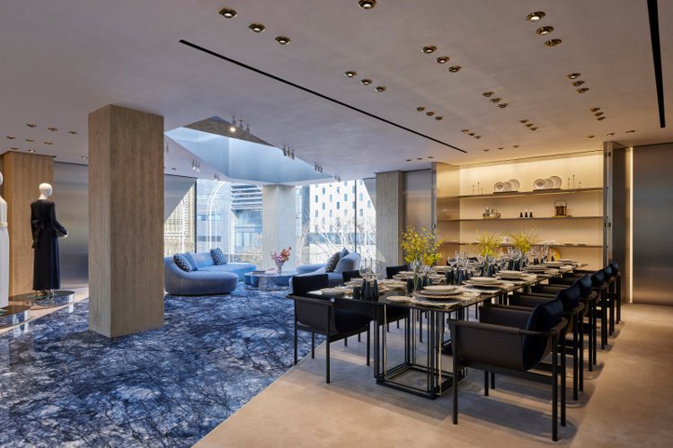 Palazzo FENDI Seoul四樓為FENDI Privè私人空間，樓層鋪上不銹鋼板的牆身，放置精品等待顧客發掘，還有以映襯Crystal Blue大理石的FENDI Casa沙發交織一起，同時展示Art de la Table系列。圖／FENDI提供