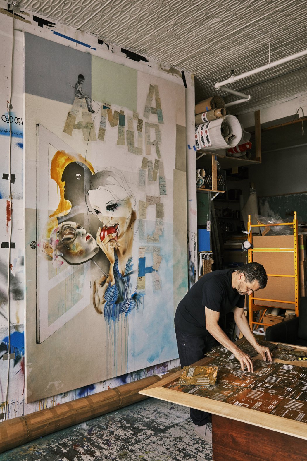 藝術家LEE QUIÑONES於其工作室，背景為藝術家2013年作品GOLPE...