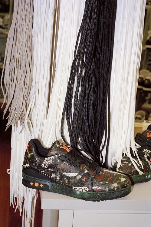LV TRAINER X 藝術家RAMMELLZEE合作球鞋。圖／路易威登提供