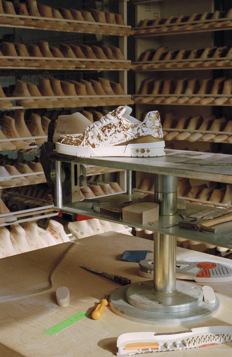 LV TRAINER X 藝術家LEE QUIÑONES合作球鞋。圖／路易威登...