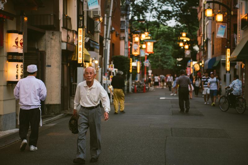 日本去年的統計顯示，75歲以上長者人口占比首度超過15%，65歲以上占比則達29.1%。圖為一名老人行經日本東京淺草區街道。路透