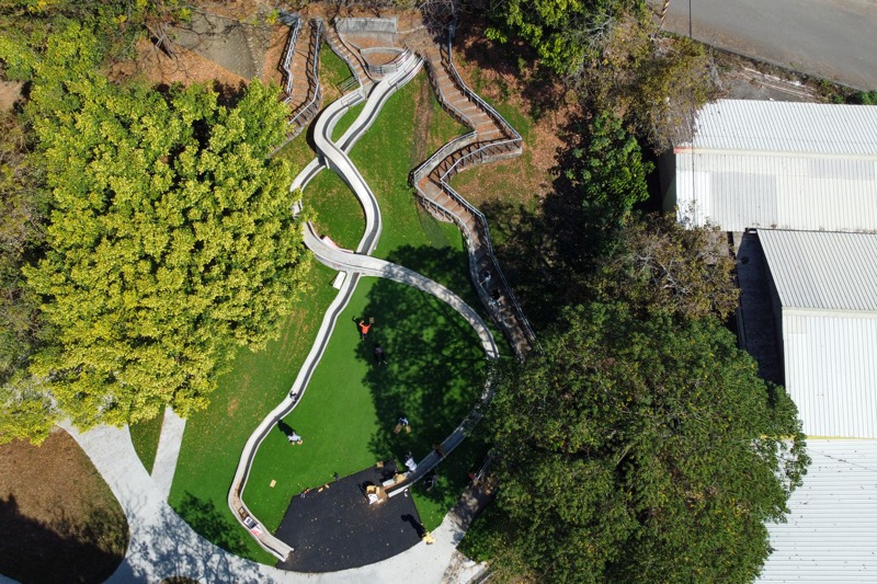 彰化縣員林市百果山風景區裡有一座全長75公尺3層樓高斜度45度，全台最長的磨石子溜滑梯，在1970年代是彰化知名的地標以及觀光景點。記者黃仲裕／攝影