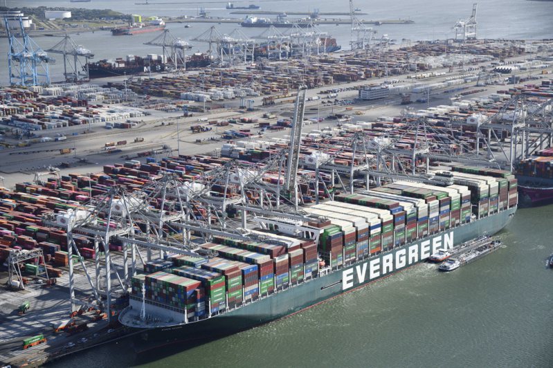 馬士基（Maersk ）表示，已對長賜輪的船東和營運商提起訴訟，要求賠償2021年造成蘇伊士運河塞船六天所造成的延誤損失。  歐新社