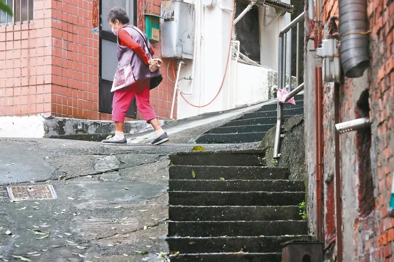 基隆巷弄狹窄且彎曲，還有斜坡階梯，都不利高齡者行動。 圖／記者胡經周攝影