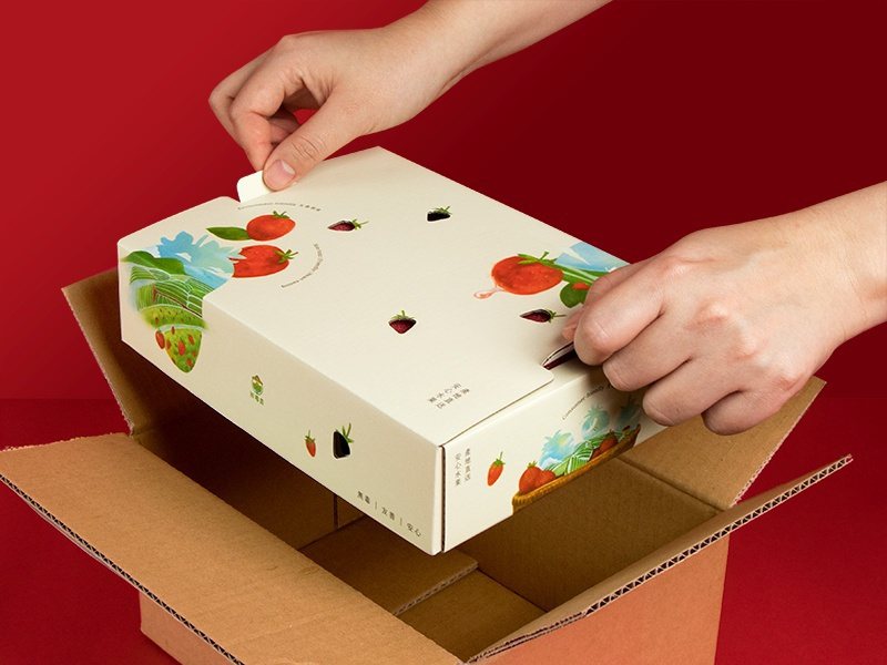 抓住兩片翅膀就可輕易將草莓盒向上提起，把草莓盒平穩的從外箱拿出來，解決不易取出的...