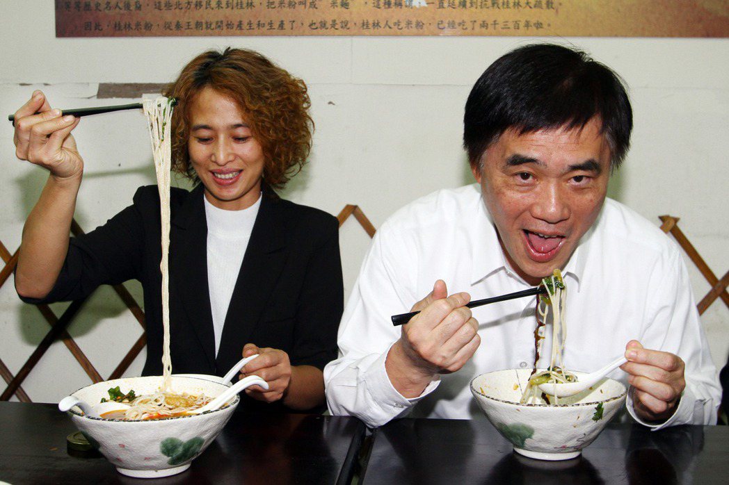 圖為2013年時任台北市長郝龍斌到廣西壯族新移民開的「柳州螺螄粉、桂林米粉」吃綜合口味螺螄粉。 圖／聯合報系資料照片