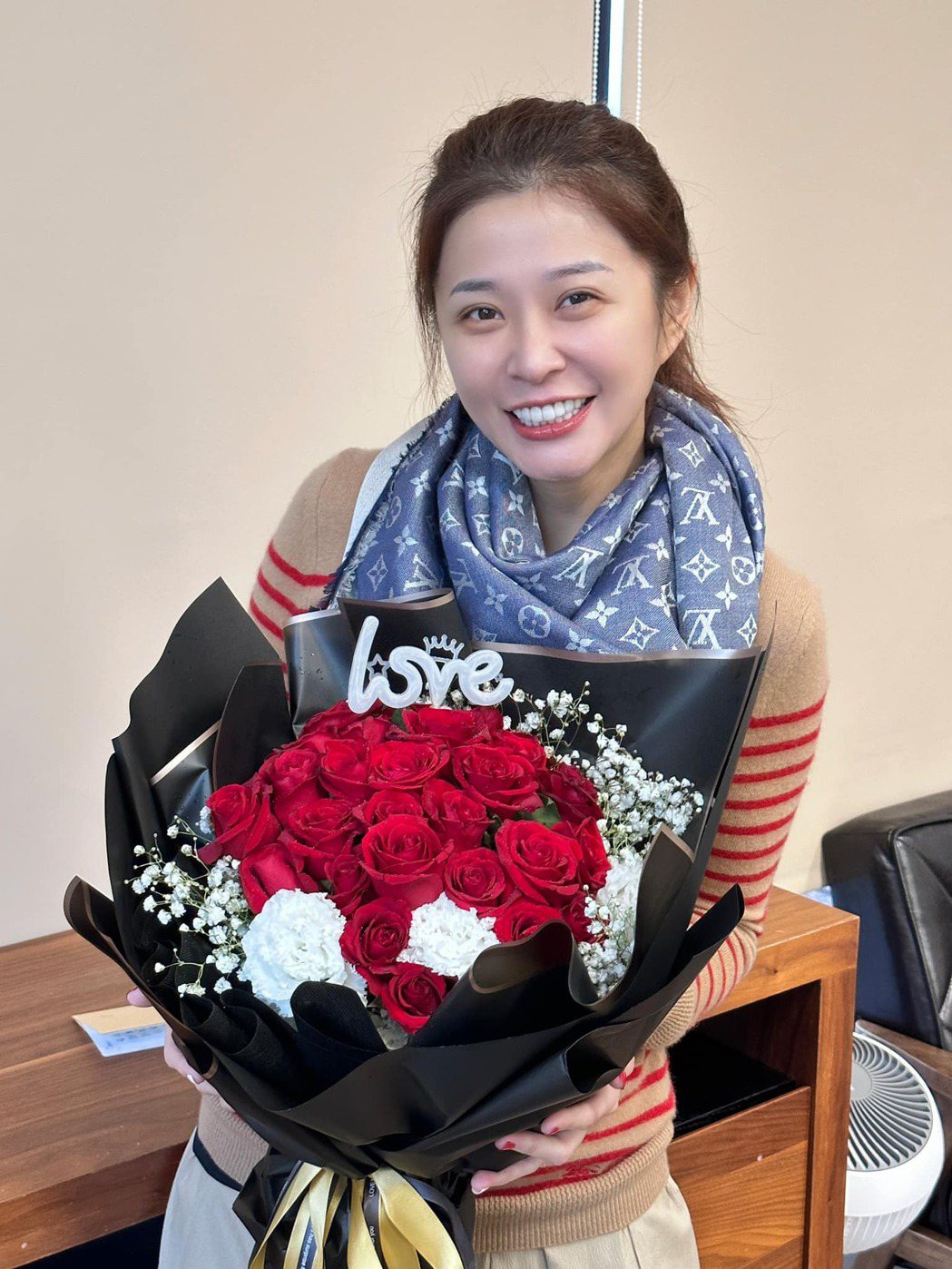 李燕分捧玫瑰花束祝大家情人节快乐。 图／撷自李燕脸书