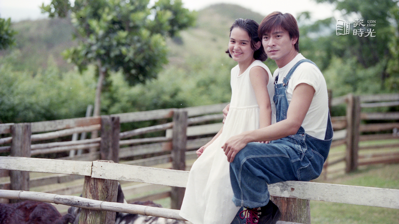 劉德華（右）在墾丁拍攝「愛如此神奇」電視專輯。圖為女主角張榕容（左）。圖／聯合報系資料照（1997-04-29 陳立凱攝影）
