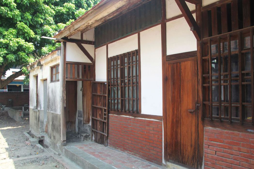 林開泰診療所舊宅過往原貌，僅以白牆、木料裝飾的素樸風格。 圖／嘉義縣政府